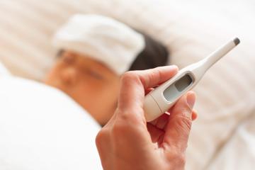 夜中の高熱…救急に行くべき？迷ったときの判断ポイント